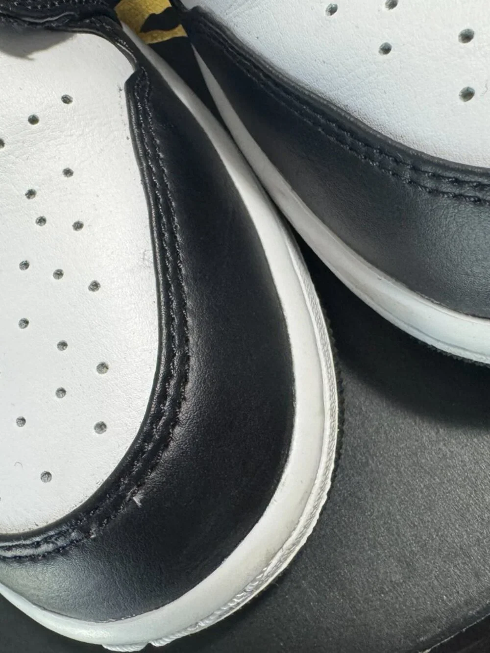Jordan 1 Mid - White/Pollen/Black